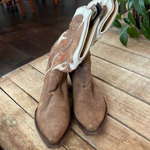 Justin mens boots size 10 D. Shaft is 10 inches